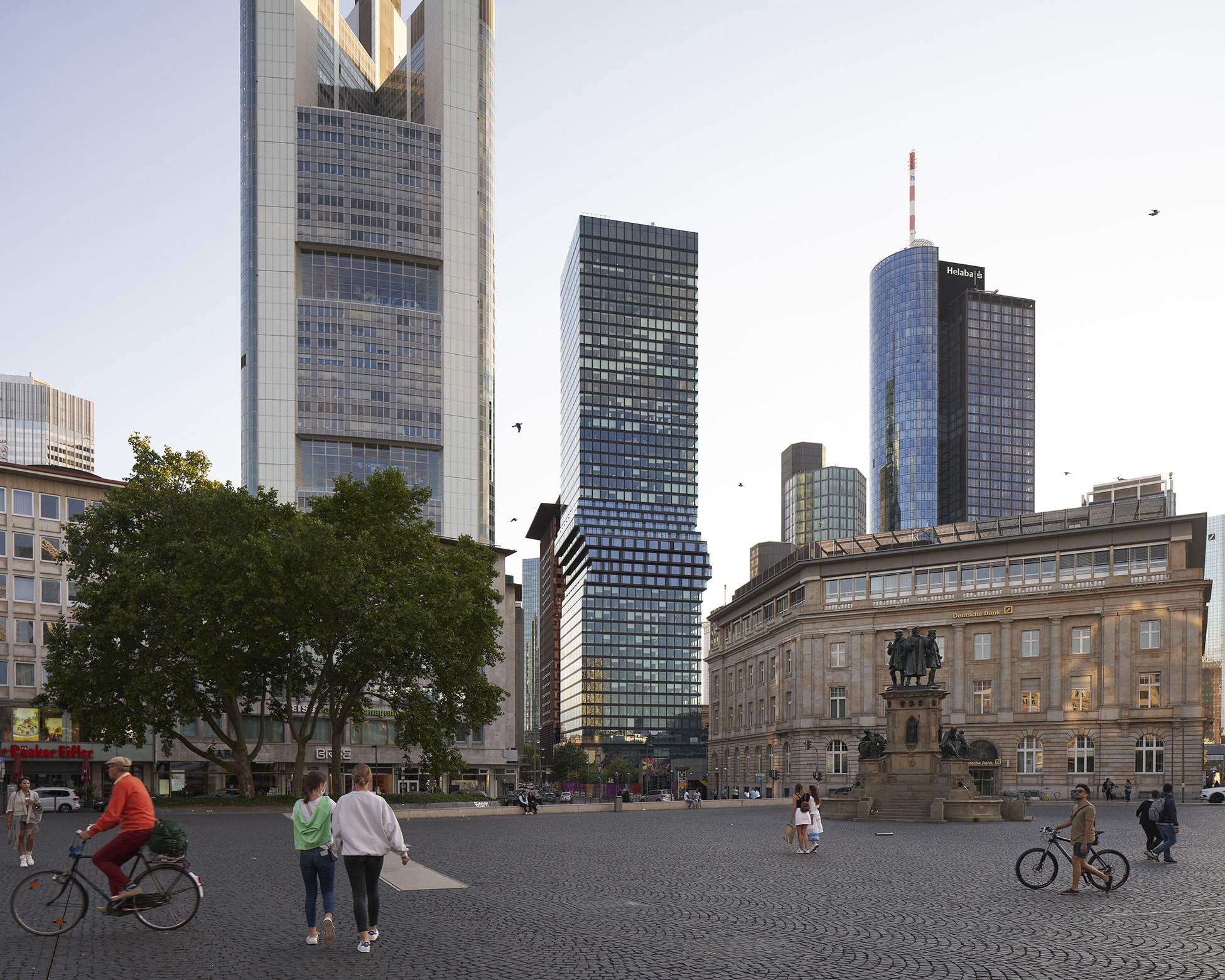 Der 185 Meter hohe Omniturm Frankfurt, entworfen von Bjarke Ingels Group, ist das erste Hybridhochhaus Deutschlands – mit Hüftschwung. Foto: Nils Koenning & BIG – Bjarke Ingels Group