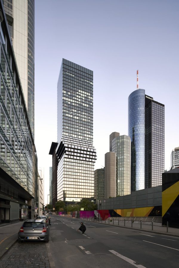 Der 185 Meter hohe Omniturm Frankfurt, entworfen von Bjarke Ingels Group, ist das erste Hybridhochhaus Deutschlands – mit Hüftschwung. Foto: Nils Koenning & BIG – Bjarke Ingels Group