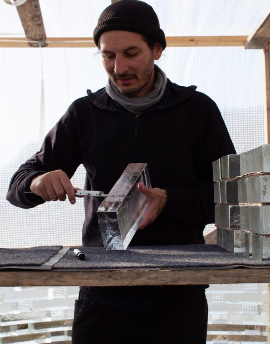 Architekt Konstantin Ikonomidis hat für die Unesco den Qaammat Fjeld Pavilion in Grönland aus Glasbausteinen entworfen, der die Natur zelebriert. Foto: Julien Lanoo