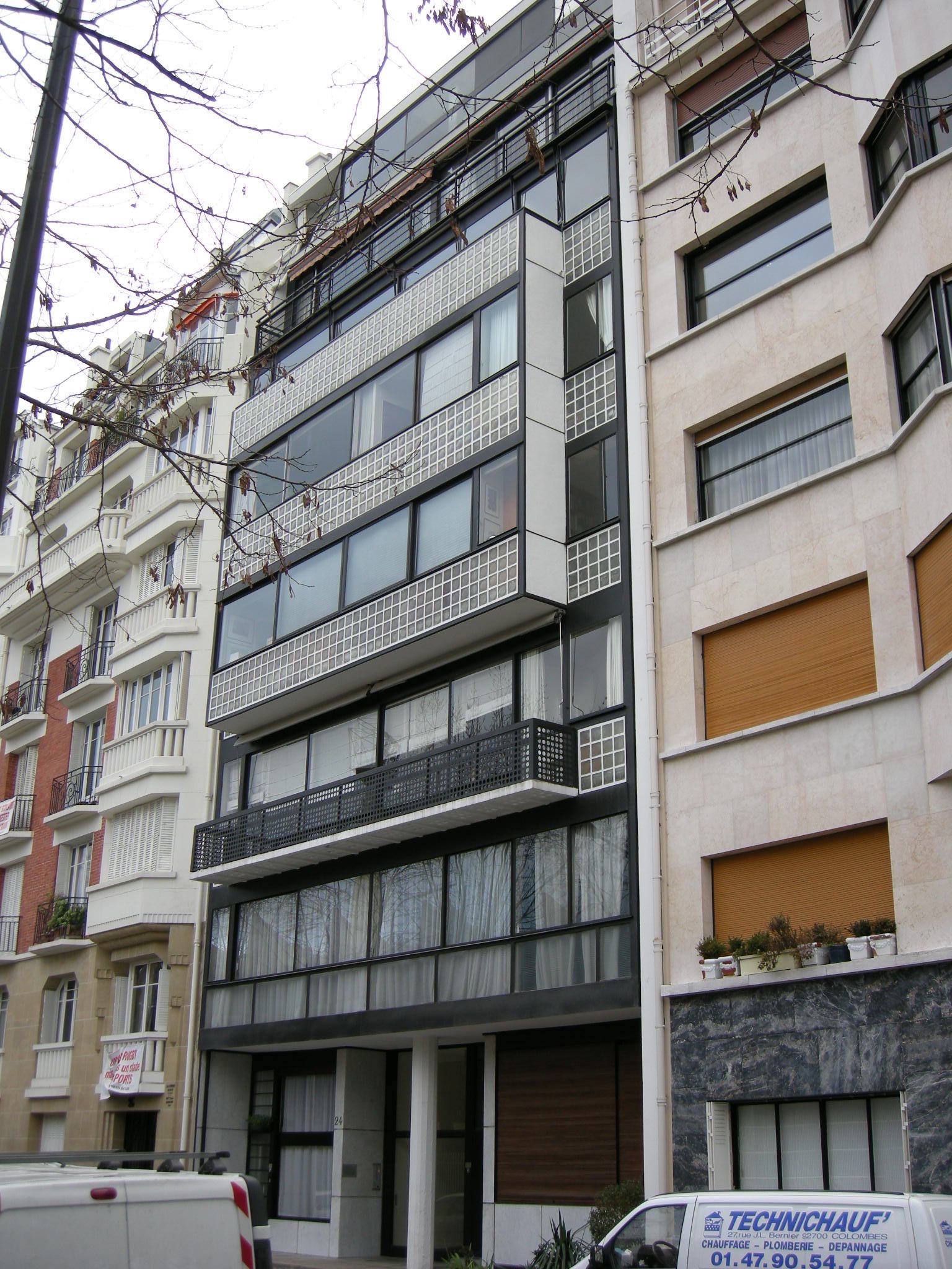 Blick auf eine Häuserzeile mit drei Häusern, wovon das mittlere viele Glasbausteine enthält. Le Corbusier, Immeuble Molitor, Paris, Foto: I, Sailko, CC BY-SA 3.0, via Wikimedia Commons